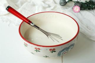 把面粉放在一个干净的大碗中，先加入大约400克清水，搅拌均匀，成为一碗面糊。这个面糊主要是先化开面粉中的小疙瘩，可能会有点稠。