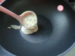 不粘炒锅烧热，不用放油，对，一滴油也不用放，麦饭石不粘锅完全不用担心会粘。这个小饼越是放油越容易失败，所以用不粘锅最好。锅烧热后改成中小火，舀一勺子面糊放进锅里，把锅端离火源，转动锅体，让面糊自然流动成为一个圆形的小面饼。