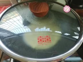 再盖上盖子，烙制20秒。时间不要太长，否则芹菜鸡蛋饼容易丢失水分，变得干硬，也容易烙糊。