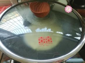 再盖上盖子，烙制20秒。时间不要太长，否则芹菜鸡蛋饼容易丢失水分，变得干硬，也容易烙糊。