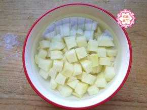 准备好所需要的食材，我们就可以开始制作啦！准备一个大土豆，为啥要准备大土豆呢？因为这道菜太好吃了，小土豆根本不够吃啊！上桌晚了根本没你份，别怪我没有提醒你哦！大土豆去掉外皮，清洗干净，切成2cm左右的小方块儿，用清水冲洗2遍，去掉土豆中的多余淀粉，然后浸泡在清水中待用。