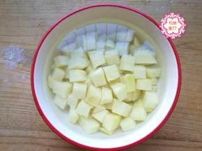 准备好所需要的食材，我们就可以开始制作啦！准备一个大土豆，为啥要准备大土豆呢？因为这道菜太好吃了，小土豆根本不够吃啊！上桌晚了根本没你份，别怪我没有提醒你哦！大土豆去掉外皮，清洗干净，切成2cm左右的小方块儿，用清水冲洗2遍，去掉土豆中的多余淀粉，然后浸泡在清水中待用。