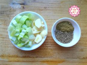 现在我们来准备葱花和蒜片，大葱洗净切成葱花，大蒜剥皮洗净切成片。再准备一些孜然粉和孜然粒，喜欢吃辣的还可以再准备一点儿辣椒面。