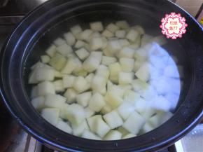 锅中加入适量清水，大火烧开，水开后把土豆丁放进去焯烫一下。