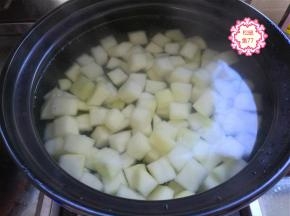 锅中加入适量清水，大火烧开，水开后把土豆丁放进去焯烫一下。