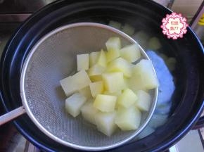焯烫土豆的时间不要太长，像这样焯烫到土豆变成透明色就好了，大约2分钟就差不多了，捞出来待用。