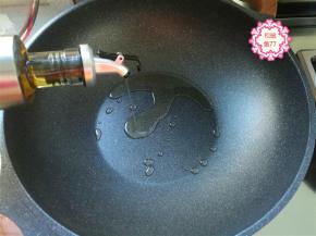 不粘炒锅放在火上加热，锅烧热后放入适量食用油，不用多，和平时炒菜一样的量就可以了，因为我们不是油炸，只需要把小土豆煎一煎可以，少油更健康。