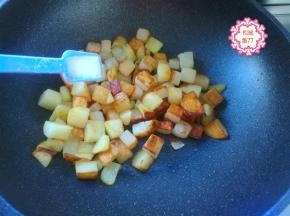 开中小火把土豆慢慢煎至土豆颜色金黄就可以了，最好四面都煎一下，我这个只煎了一两个面，原谅我有点懒了。放入1勺食用盐，翻炒均匀。