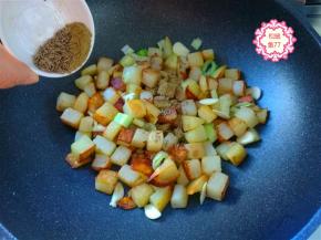 土豆煎得又干又香，撒上我们刚才准备的孜然面、孜然粒，喜欢吃辣的小伙伴还可以加上辣椒粉、熟芝麻，那就更香啦！赶快试一试吧！