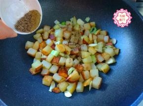 土豆煎得又干又香，撒上我们刚才准备的孜然面、孜然粒，喜欢吃辣的小伙伴还可以加上辣椒粉、熟芝麻，那就更香啦！赶快试一试吧！