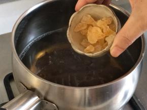 海参汤再次煮沸后，加入黄冰糖，再次煮滚，即可关火。