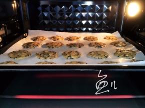 烤箱提前预热160度10分钟，饼干生坯入烤箱，160度烤15-20分钟