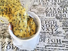 将面糊倒入裱花袋中