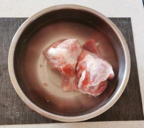 猪大骨用清水浸泡半个小时  中间换水一次