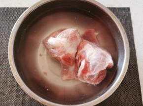 猪大骨用清水浸泡半个小时  中间换水一次