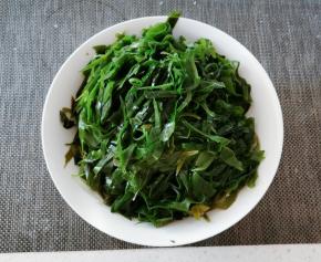 海带用清水多次冲洗 浸泡 切丝备用