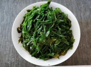 海带用清水多次冲洗 浸泡 切丝备用