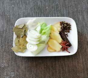 香辛料准备好  葱姜切片