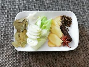 香辛料准备好  葱姜切片