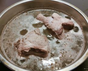 水开之后 猪骨捞出清洗干净 放入煲汤锅 丢掉脏水