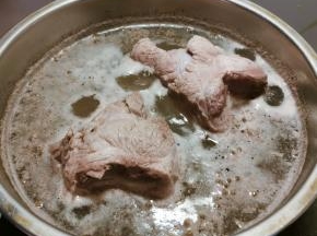 水开之后 猪骨捞出清洗干净 放入煲汤锅 丢掉脏水