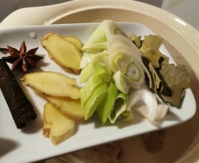 猪骨放入汤锅后注入清水 放入香辛料