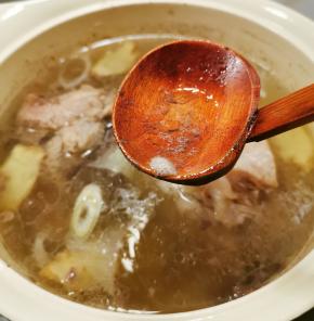 撇去浮末 继续小火加盖煮制