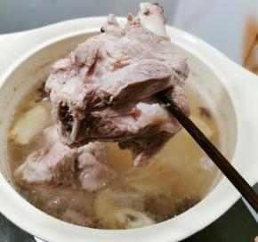 用筷子试探 轻松将肉穿透即可关火