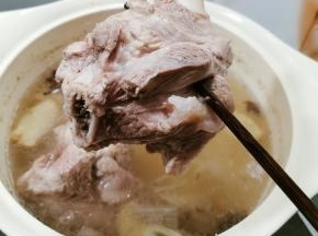 用筷子试探 轻松将肉穿透即可关火