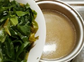 过滤一下大骨汤 虑掉香辛料和骨渣