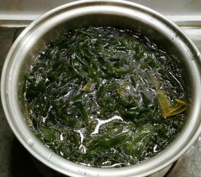 放入海带丝 慢慢煮熟