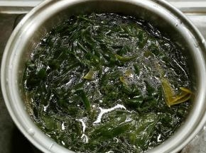 放入海带丝 慢慢煮熟