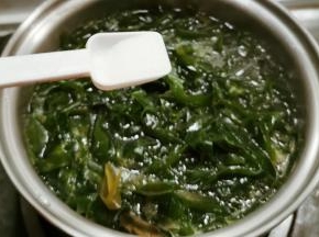 根据家人口味加盐调味