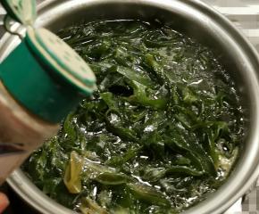 放入胡椒粉增香 关火