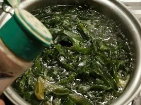 放入胡椒粉增香 关火