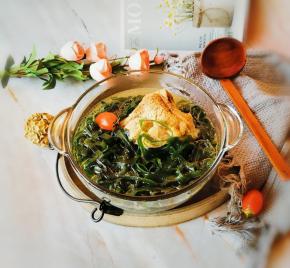 出锅装到碗里 热乎乎的很鲜美