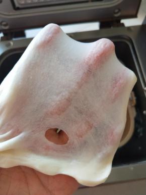 2、油皮材料全部放入面包机揉面，揉到出薄膜为止，包保鲜膜松弛30分钟。