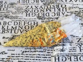 将裱花袋底部剪一个小口