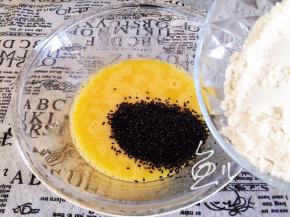 倒入筛过的低粉