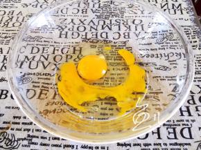 鸡蛋打散在碗中