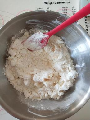 3、油酥材料混合成团。