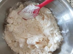 3、油酥材料混合成团。