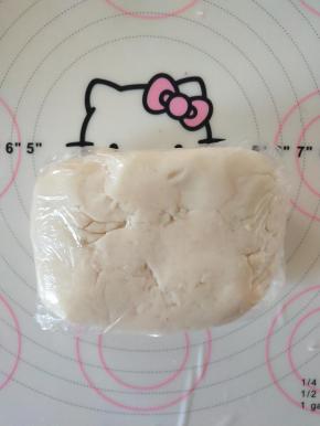 4、包保鲜膜室温松弛30分钟。