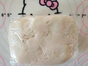 4、包保鲜膜室温松弛30分钟。