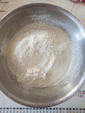 6、加入过筛的内陷材料B拌匀。