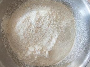 6、加入过筛的内陷材料B拌匀。