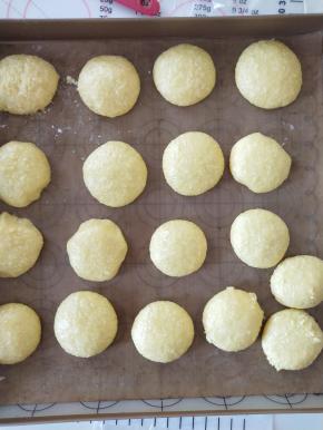 7、将内陷分割成20个小球，冷冻一下，会好包一些。
。