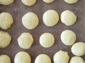 7、将内陷分割成20个小球，冷冻一下，会好包一些。
。