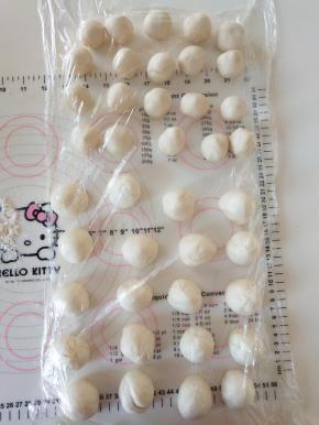 8、将松弛好的油皮和油酥面团都分割成20个小球。