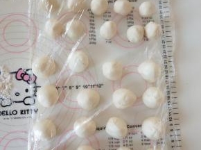 8、将松弛好的油皮和油酥面团都分割成20个小球。